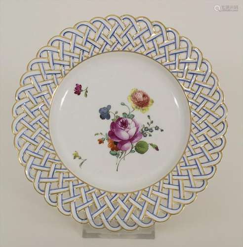 Teller mit Blumenmalerei / A plate with flowers,