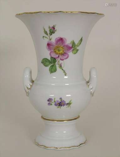 Kratervase mit Blumenmalerei / A vase with flowers,