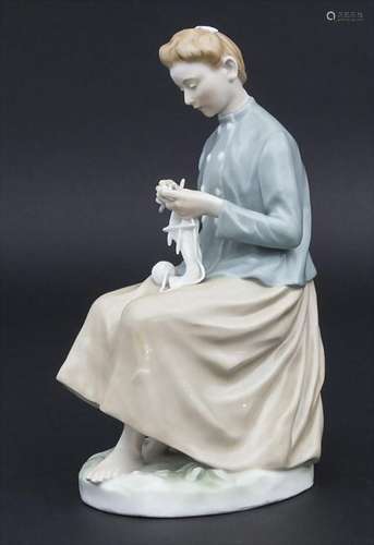 Jugendstil Figur eines strickenden Mädchens / An Art