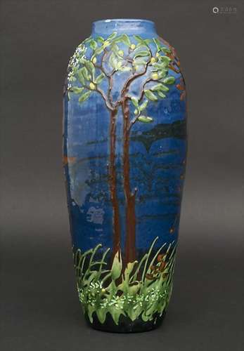 Vase 'Vier Jahreszeiten' / A majolica vase 'the four