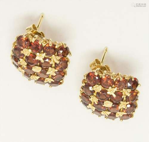 Paar Ohrstecker mit Granat / A pair of earrings with