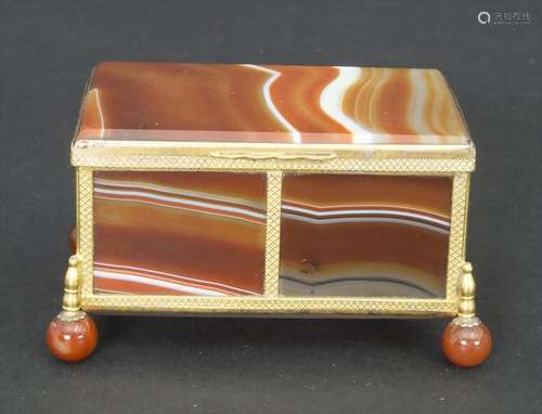 Achat-Dose auf Kugelfüßen / An amber colored agate