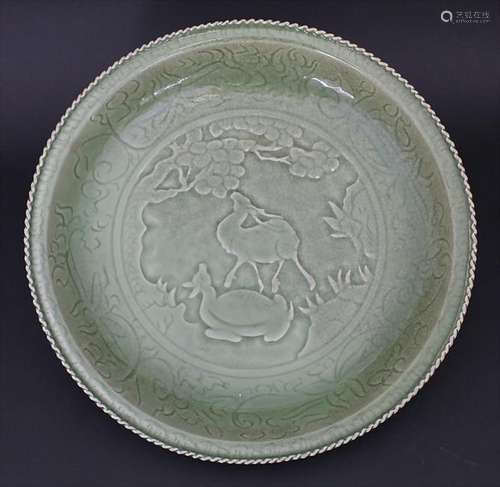 Große Seladon-Rundplatte, A large plate, China, um 1900