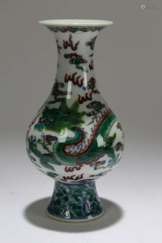 A Chinese Dragon-decorating Estate Porcelain Vase