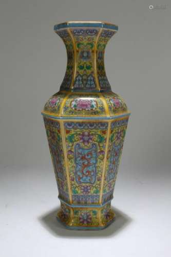 A Chinese Hexa-forutne Fortune Porcelain Display Vase