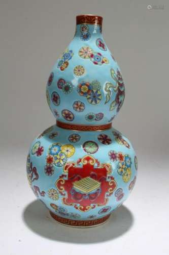 An Estate Chinese Calabash-shape Porcelain Vase Display