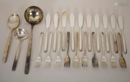 Fischbesteck für 10 Personen / A plated fish cutlery