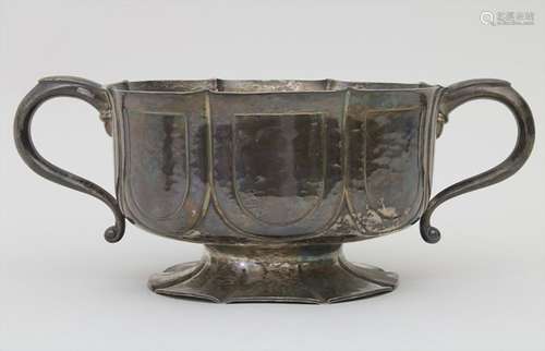 Große Henkelschale / A large silver bowl, London, 1924