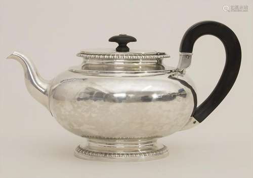 Empire-Teekännchen / An Empire silver teapot,