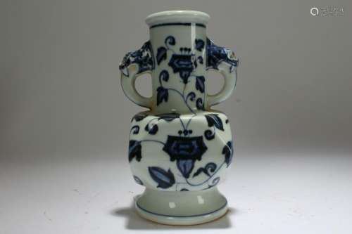 A Chinese Duo-handled Estate Porcelain Blue and White