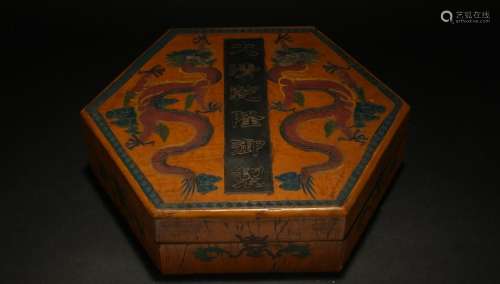 A Chinese Dragon-decorating Estate Lidded Lacquer Box