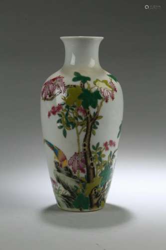 A Chinese Nature-sceen Estate White Porcelain Vase
