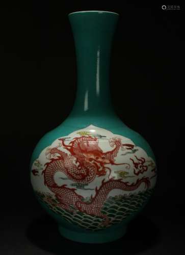 A Chinese Dragon-decorating Porcelain Vase Display