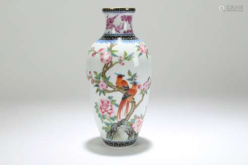 A Chinese Nature-sceen Detailed Estate Porcelain Vase