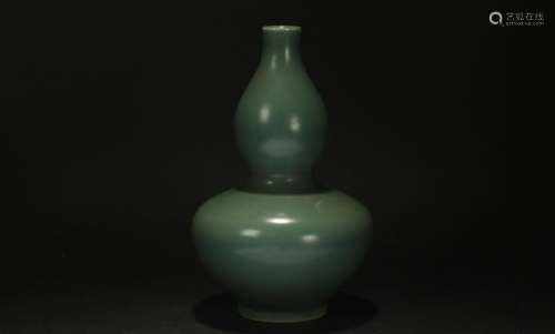 A Chinese Calabash-shape Porcelain Vase Display