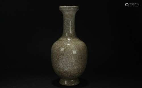 A Chinese Crack-style Estate Porcelain Vase