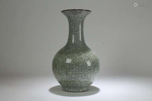 A Chinese Crack-style Chinese Circular Porcelain