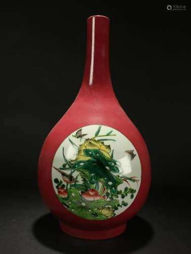 A Chinese Circular Window-fortune Estate Porcelain Vase