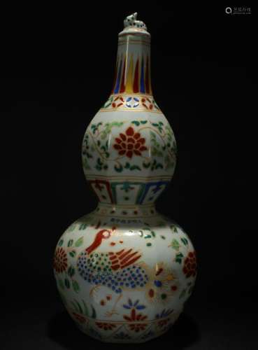 A Chinese Lidded Estate Calabash-Shape Porcelain Vase