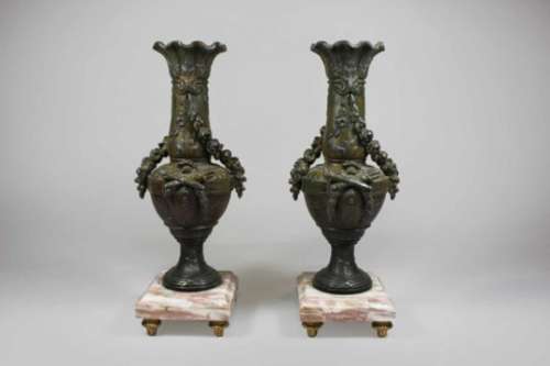 Paar Bronze Vasen auf Marmorsockel montiert, auf vier Füßen, Blumengirlanden Dekor, wohl
