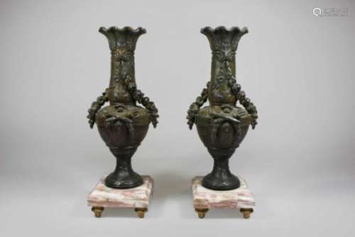 Paar Bronze Vasen auf Marmorsockel montiert, auf vier Füßen, Blumengirlanden Dekor, wohl