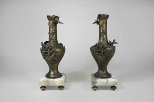 Paar Jugendstil Bronze Vasen auf Marmorsockel, auf vier Füßen, Wildrosen- und Vogeldekor, Blätter