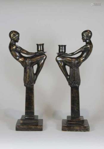 Paar figurative Kerzenleuchter, Art Deco, weiblicher Akt, Messingblech, H: 42 cm, B: 16 cm.- - -27.