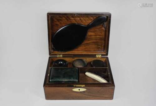 Dressing - Case, England um 1870, King Wood Holz furniert, innen vier Dosen,Spiegel, Haarbürste