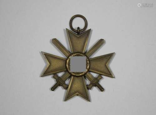 Kriegsverdienstkreuz, bronzefarben, 2. Klasse mit Schwertern und Hakenkreuz, mit Band und