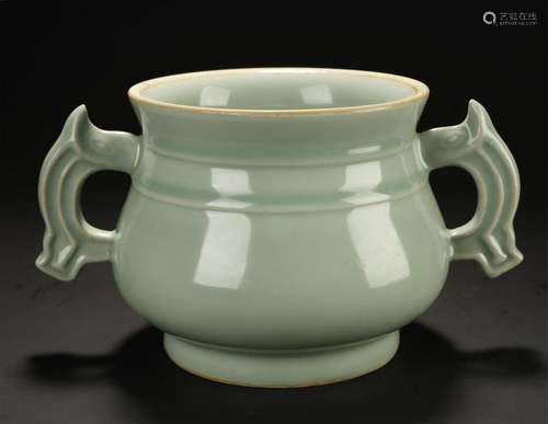 A CELADON GLAZED TWO HANDLES CENSER