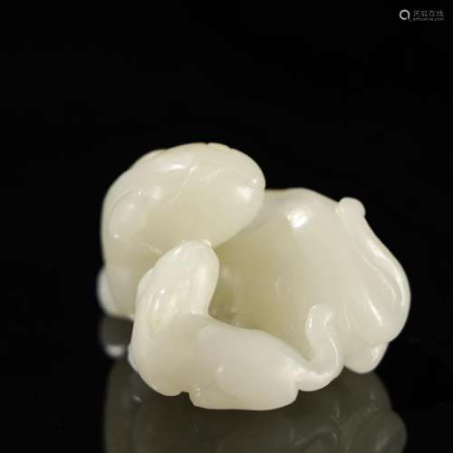 A WHITE JADE CARVING OF A BEAST SPECIMAN
