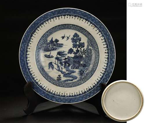 A BLUE/WHITE CHINESE EXPORT CHARGER 34CM