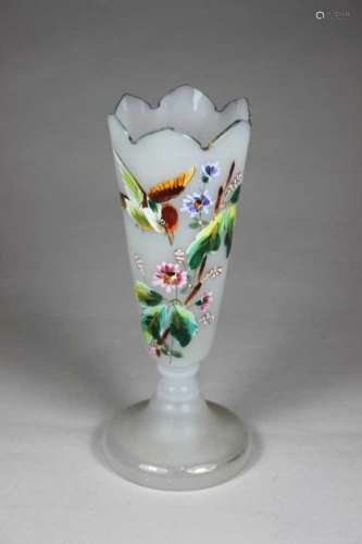 Kleine Glasvase mit floralem Ornament und einem Vogel, Handbemalt, weißes Mattglass, 19. Jh.,