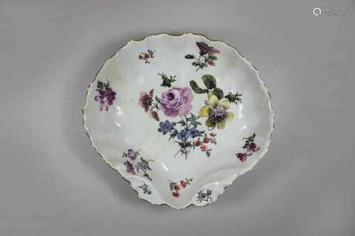 Meissen, 18. Jh., Porzellanschale in Form einer Jacobsmuschel, floraler Dekor, goldener Rand -