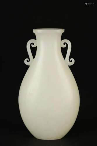 A WHITE JADE CARVED TWO HANDLES VASE