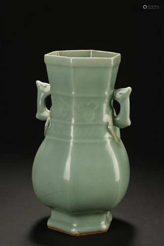 A LONGQUAN CELADON GLAZED VASE