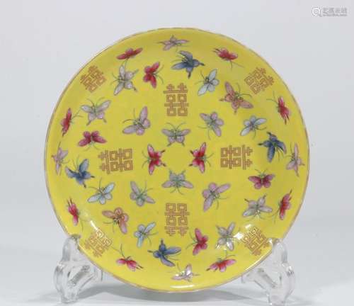 A YELLOW GROUND FAMILLE ROSE PLATE, MARKED