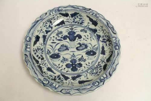 Large Chinese Ming Dynasty blue and white charger