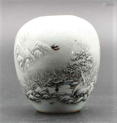 Early 20thc Chinese famile rose porcelain small jar