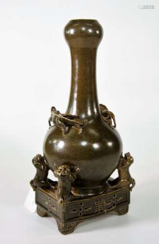 Chinese Northern Son Dynasty green glazed Dragon Vase