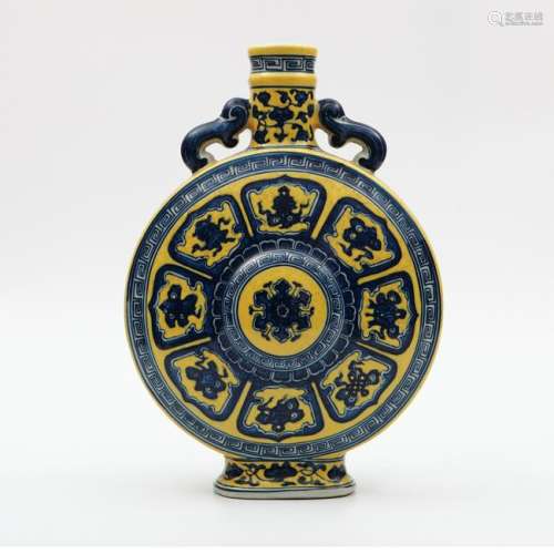 Chinese Qing Style Moonflask Vase