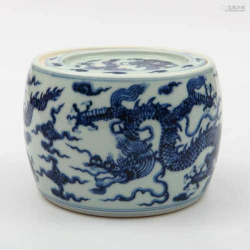 Chinese Ming Dynasty Blue And White Poecelain Dragon
