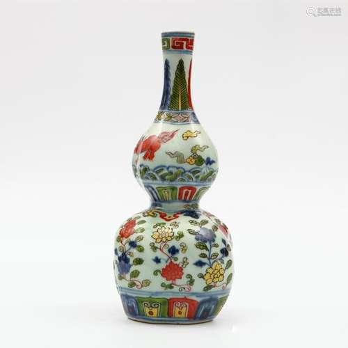 Chinese Ming Dynasty Wucai Gourd Shape vase with Xuande