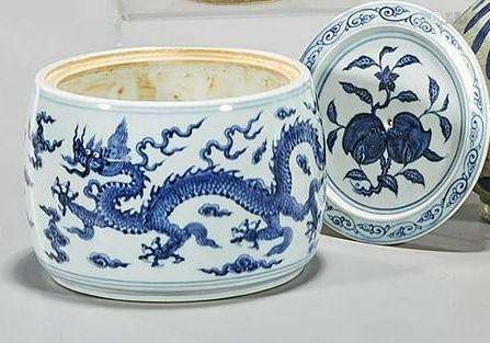 Chinese Ming Dynasty Blue And White Poecelain Dragon