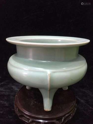 Chinese Song Style Longquan Kiln Porcelain Tripod