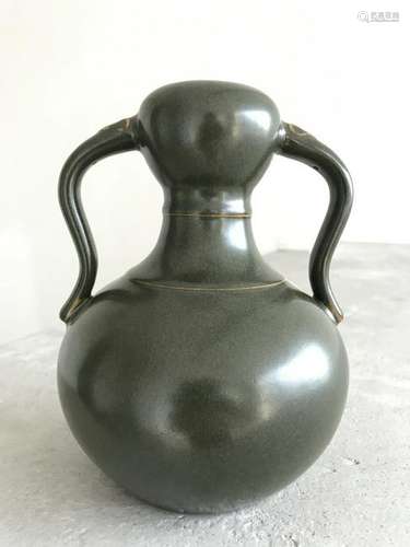 Qianlong Tea Unglazed Double Eared Ruyi Bottle