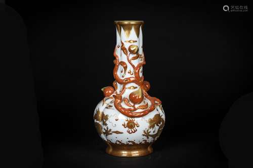 A FINE CHINESE ENAMEL GOLE PAINTED BOTTLE