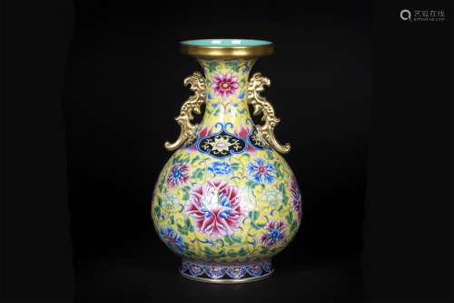 A CHINESE PORCELAIN FAMILLE ROSE FLOWER DOUBLE HANDLE VASE