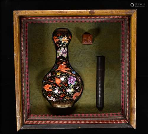 A SET OF CHINESE  PORCELAIN BLACK GLAZE FLOWER VASE AND SEAL