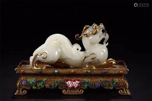 A CHINESE HETIAN JADE BAST ON GILT SILVER TABLE ITEM